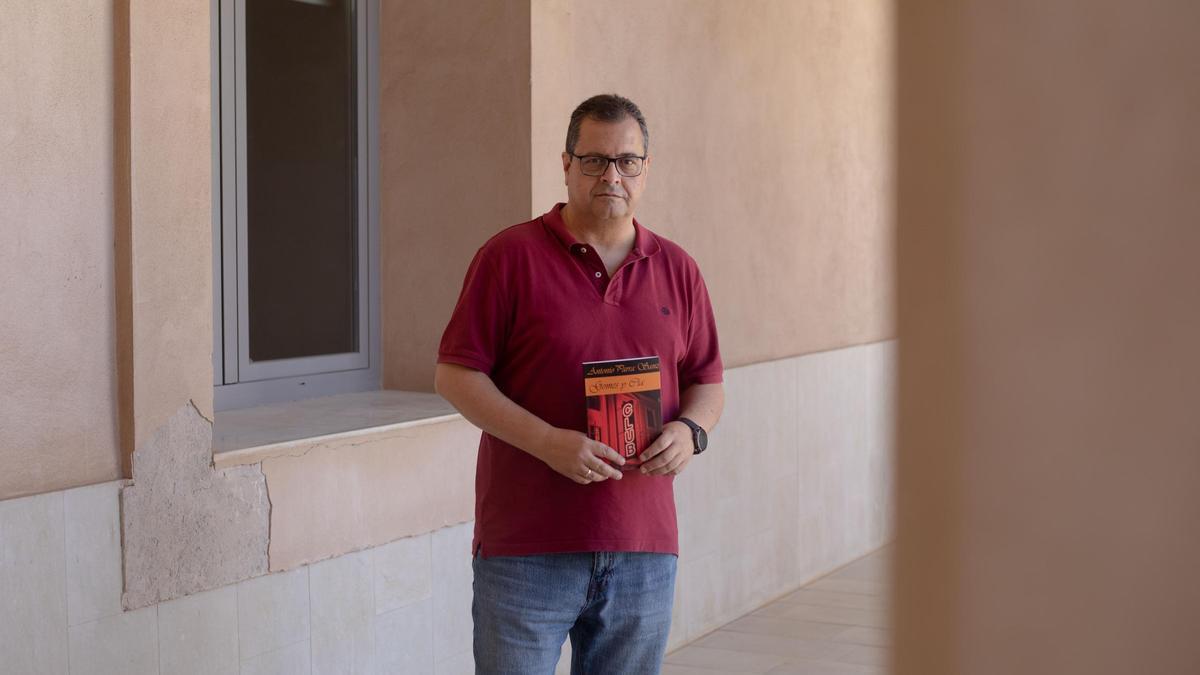 El profesor y escritor Antonio Parra Sanz posa para ‘La Opinión’ con un ejemplar de su nuevo trabajo literario, ‘Gomes y Cía.’.
