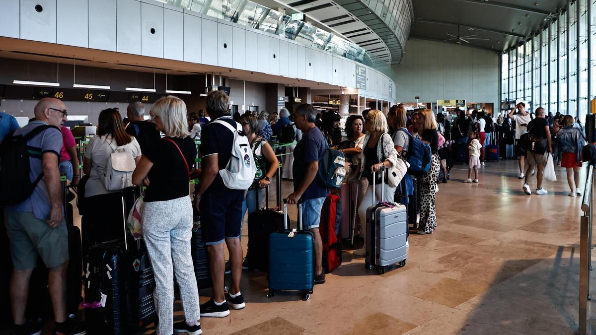 Pasajeros en el aeropuerto de Valencia, hace pocas semanas.