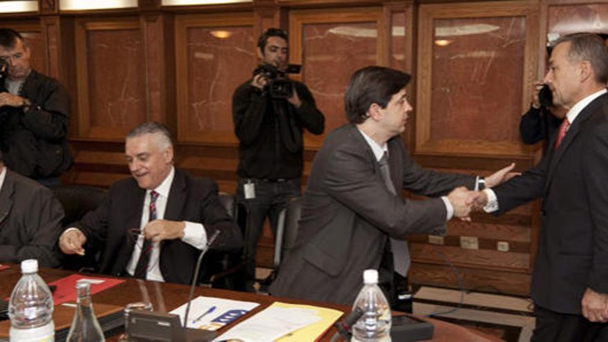 González Ortiz saluda a Rivero, ayer, en el Consejo de Gobierno. A la izquierda, Berriel y Hernández. i EFE