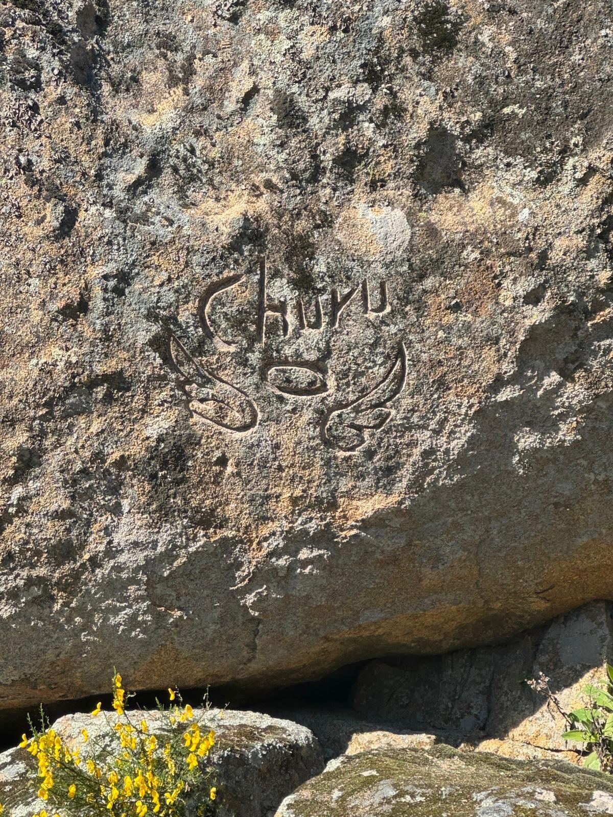 Roca con el nombre de 'Churu' tallado.