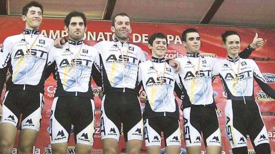 El equipo asturiano de relevos que logró la medalla de plata el año pasado en Valencia. Por la izquierda, Luis Junquera (junior), Daniel Ania (élite), Marco Antonio Prieto (master 40), Mario Junquera (cadete), Abel García (sub-23) y Rocío Gamonal (fémina élite).