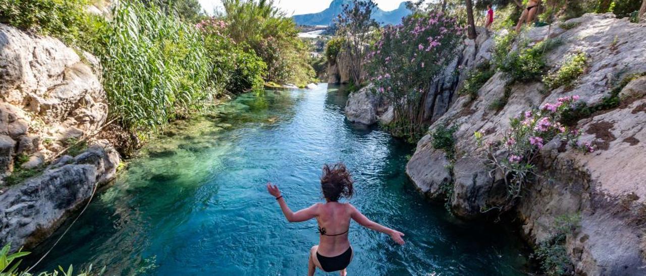 Bañistas ayer en las fuentes del Algar, donde el agua mana desde abril con un importante caudal.