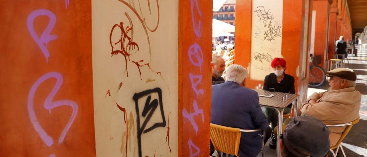 Pinturas sobre los muros de los pórticos de la Corredera, una de las plazas que mayor número de pintadas tiene y que espera un plan de limpieza.
