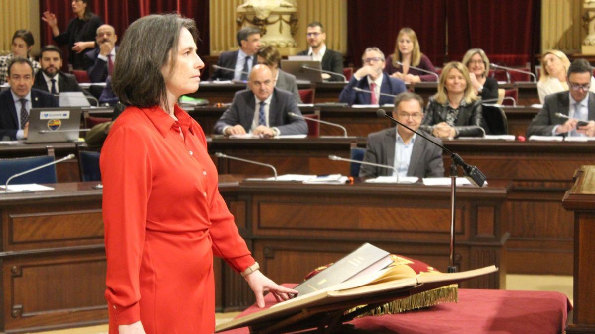 Vanessa Díaz, la diputada por Formentera, hace unas semanas en el momento de prometer su nuevo cargo en el Parlament.
