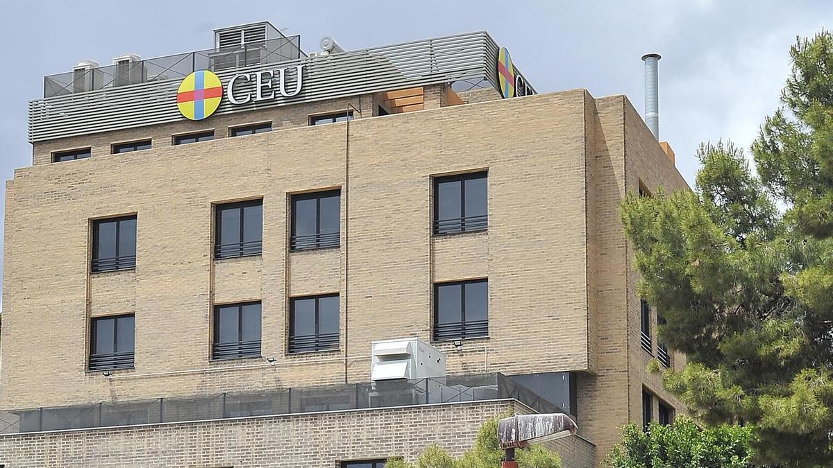 Un estudio del CEU de Elche revela que más de la mitad de los docentes respalda el uso de móviles en el aula pero con supervisión