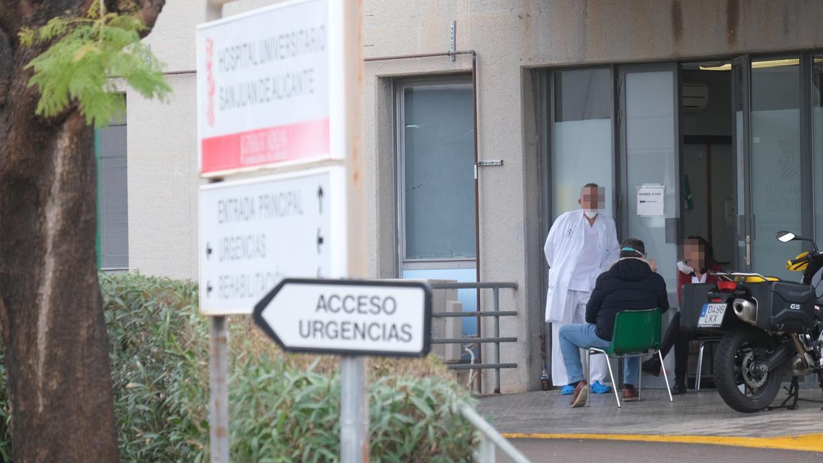 Un médico en la puerta de Urgencias del Hospital de Sant Joan en imagen de archivo