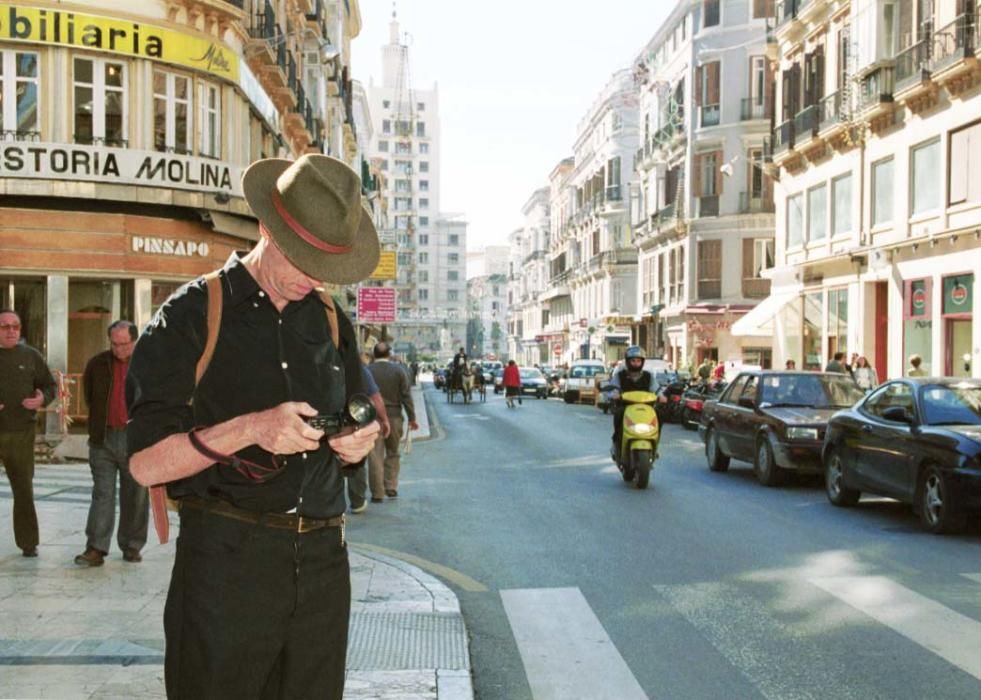 Así era, hace 20 años, la calle Larios, antes de la reurbanización del centro de la ciudad que llevó a su peatonalización en 2002.