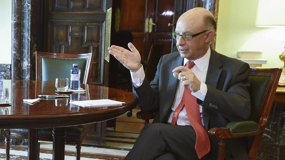 El ministro Montoro advierte con la posibilidad de sanciones a quienes tributen en la Agencia Tributaria Catalana.