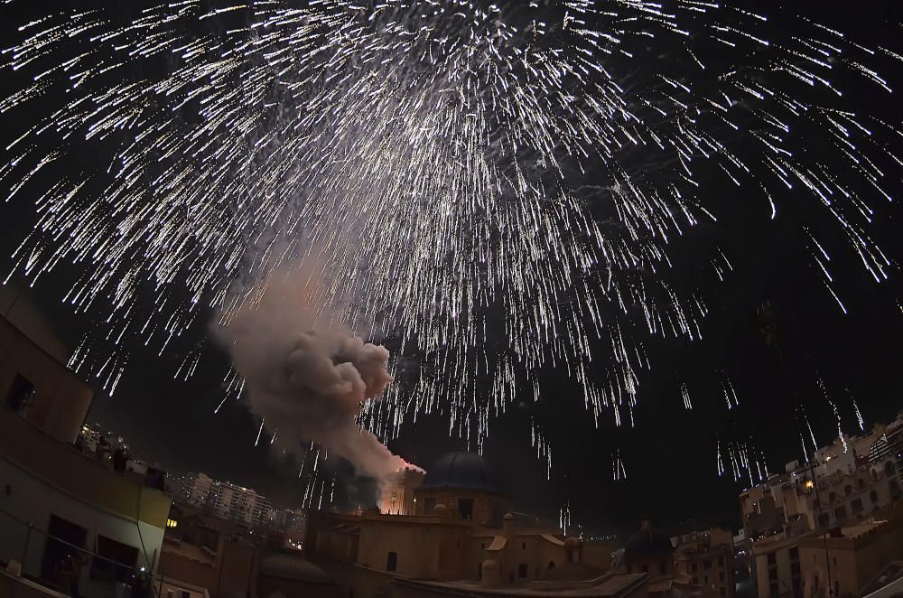 Una espléndida Palmera de la Virgen, que se abrió mucho, y las «cohetàs» salvan una Nit de l''Albà algo floja pese al aumento de material pirotécnico que el Ayuntamiento anunció que habían contratado.