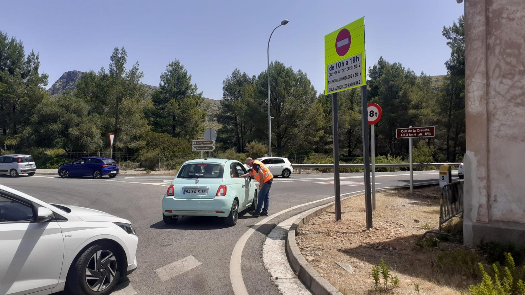 Empiezan las restricciones para llegar a Formentor: permiten el acceso en coche privado a cambio de una consumición en la playa