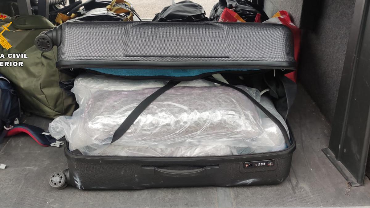 La droga amagada en una maleta en un bus direcció París