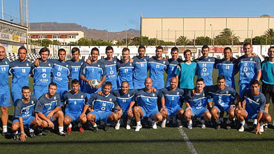 Jugadores y técnicos de la UD Vecindario, ayer en el campo municipal antes de su primer entrenamiento. i SANTI BLANCO