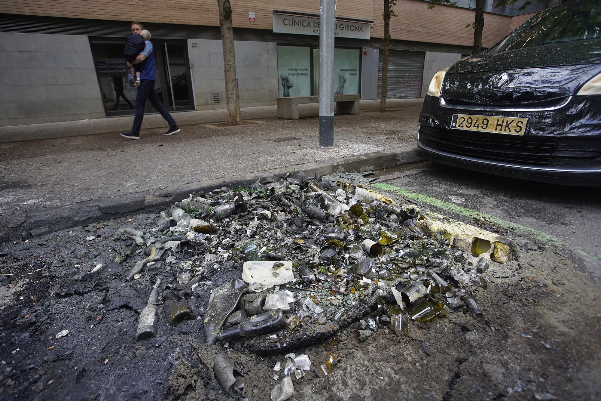 Cremen una vintena de contenidors a Girona i causen danys en façanes i vehicles