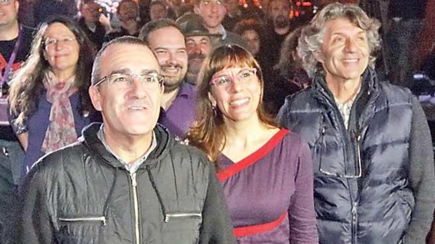 Simpatizantes de Podemos, entre ellos el candidato Juan Pedro Yllanes (centro) y junto a él la portavoz Laura Camargo, el domingo siguiendo los resultados.