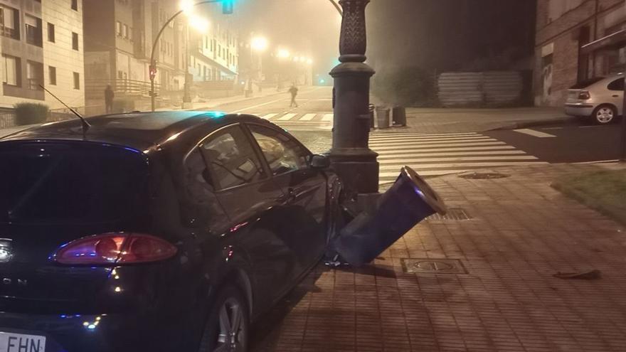 Un menor coge las llaves del coche a su padre en Oviedo y lo estrella, ebrio, contra una farola en San Lázaro