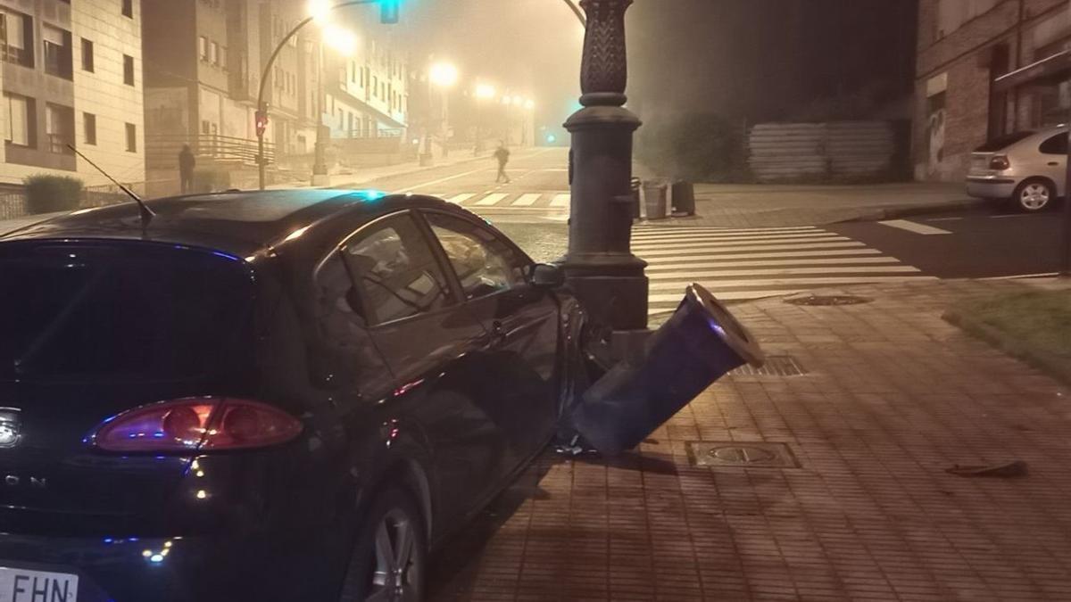 El vehículo estrellado contra la farola en San Lázaro