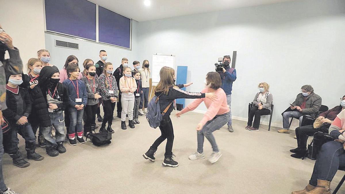 El reencuentro de los niños con las familias de acogida estuvo marcado por la emoción.