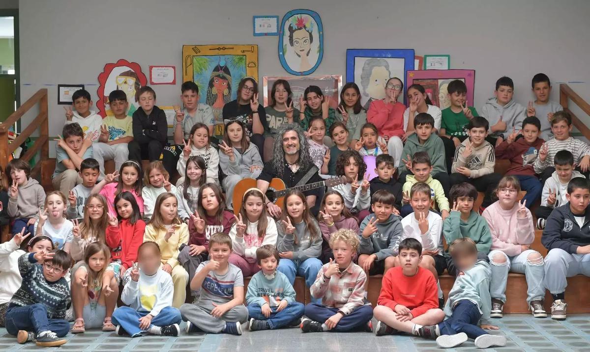 José Carballido con sus alumnos de Caión.