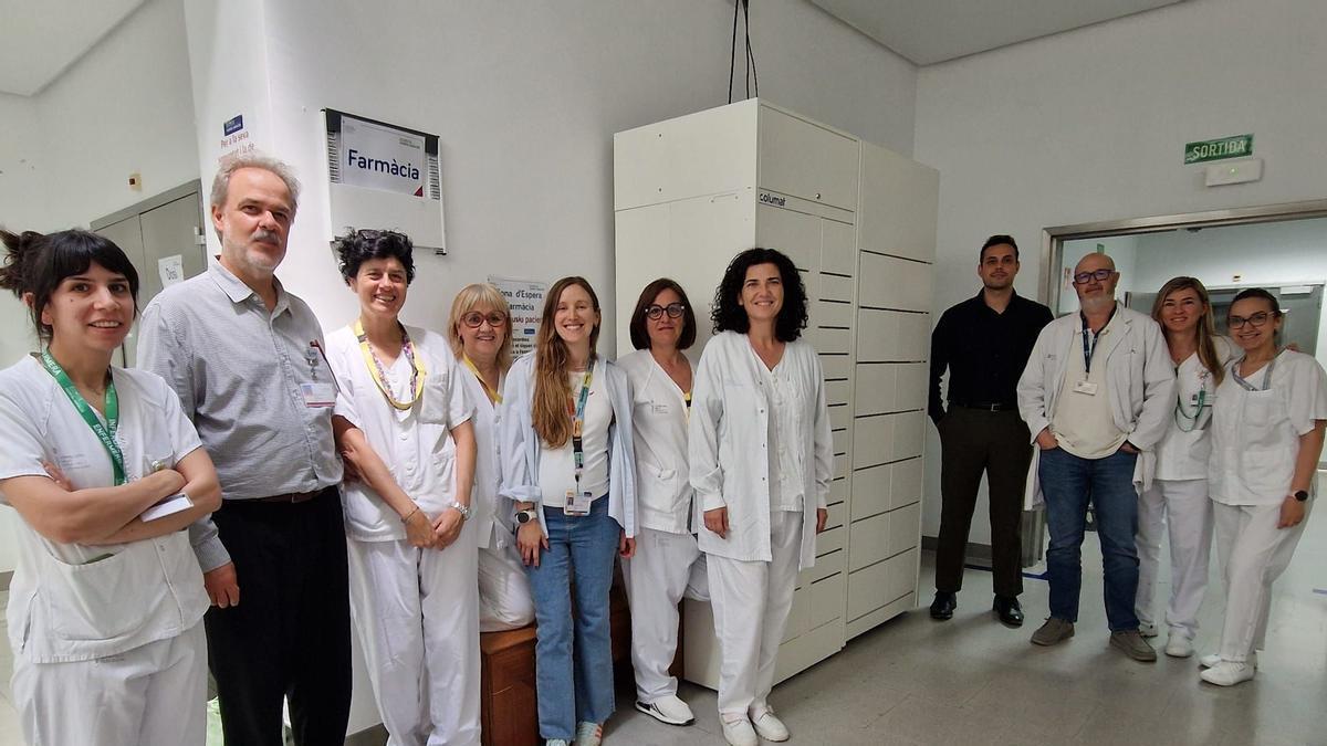 Imagen del equipo hospitalario que ha puesto en marcha las nuevas taquillas inteligentes.