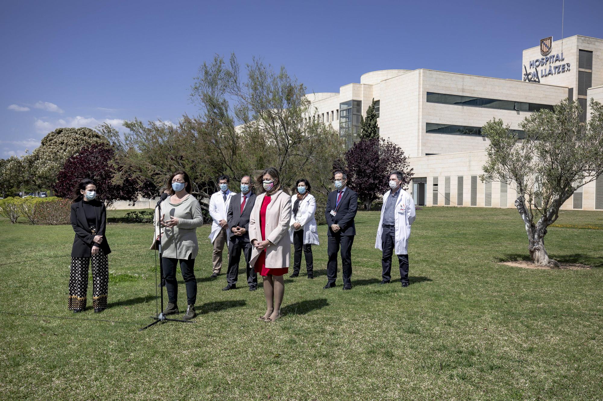 Armengol visita el nuevo laboratorio de microbiología del hospital de Son Llàtzer