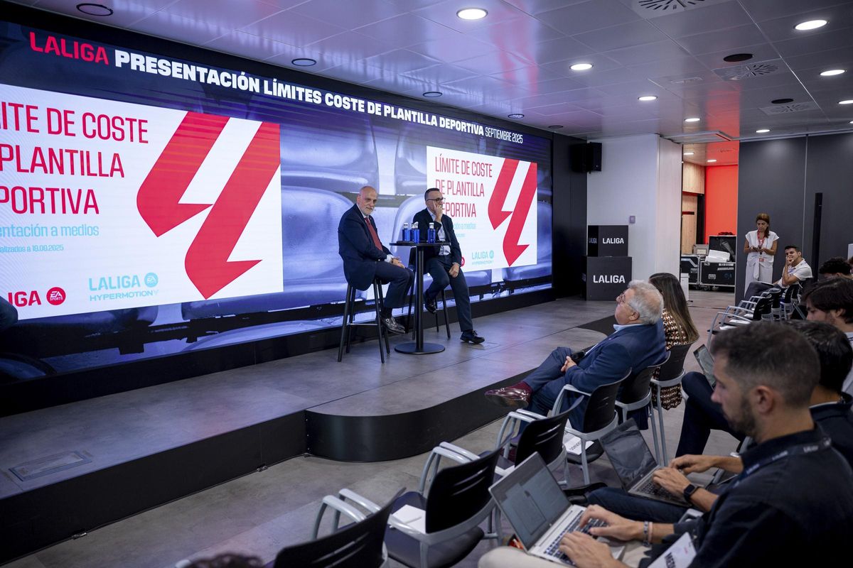 El presidente de LaLiga, Javier Tebas (i) y su director general corporativo,Javier GÃ³mez, durante la presentaciÃ³n de los nuevos lÃ­mites de coste de las plantillas del fÃºtbol profesional espaÃ±ol tras el cierre del mercado de verano. EFE/ Daniel Gonzalez