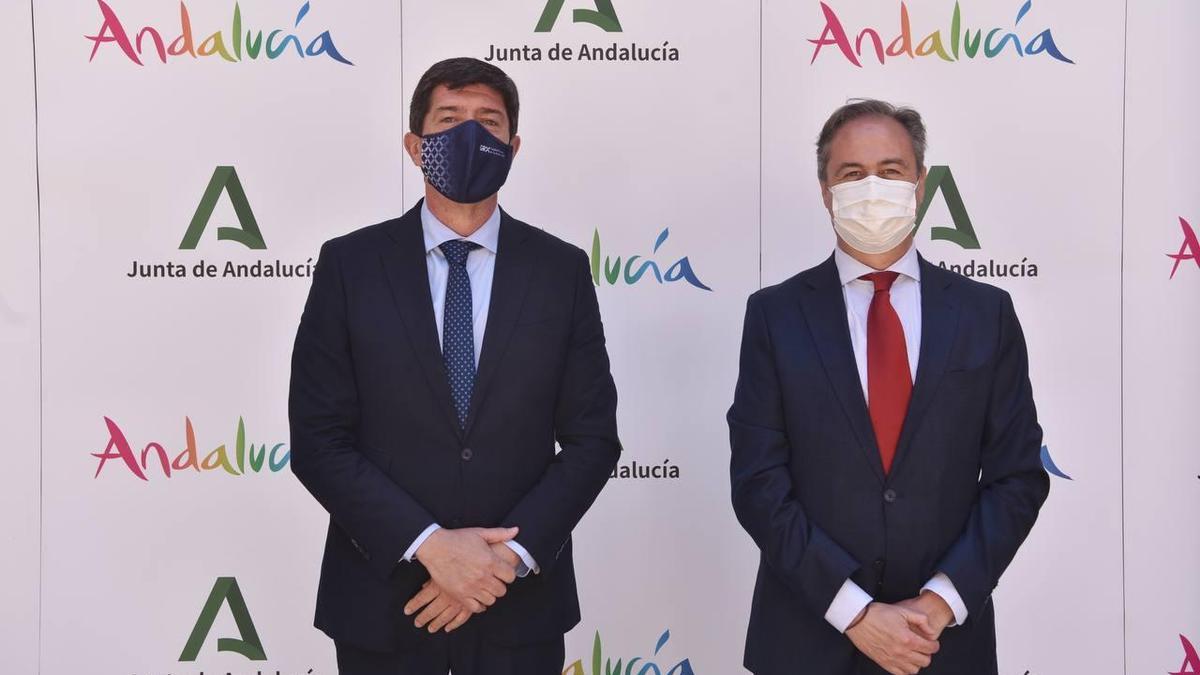 El viceconsejero de la Junta Juan Marín con el delegado de Turismo, Ángel Pimentel.