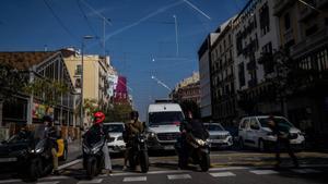 La calle de Aargó, una cicatriz de coches en que atraviesa el Eixample.