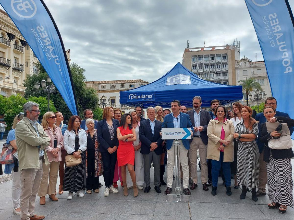 José María Bellido, junto a candidaturas del PP, en la plaza de las Tendillas.