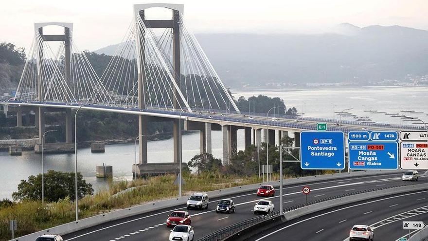 La AP-9 con el puente de Rande al fondo.