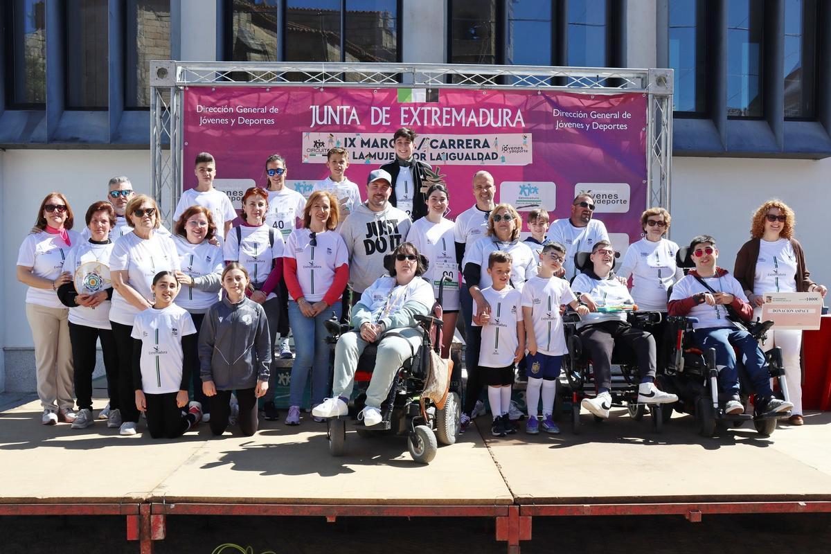 Autoridades y participantes ganadores en la Carrera de la Mujer 2026.