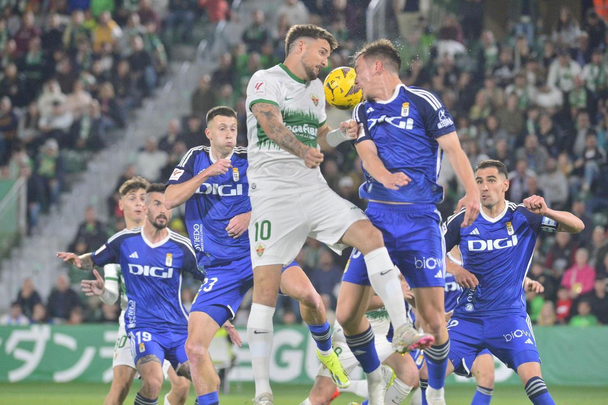 Dani Calvo y Manu Nieto, durante el encuentro entre el Elche y el Oviedo del pasado viernes