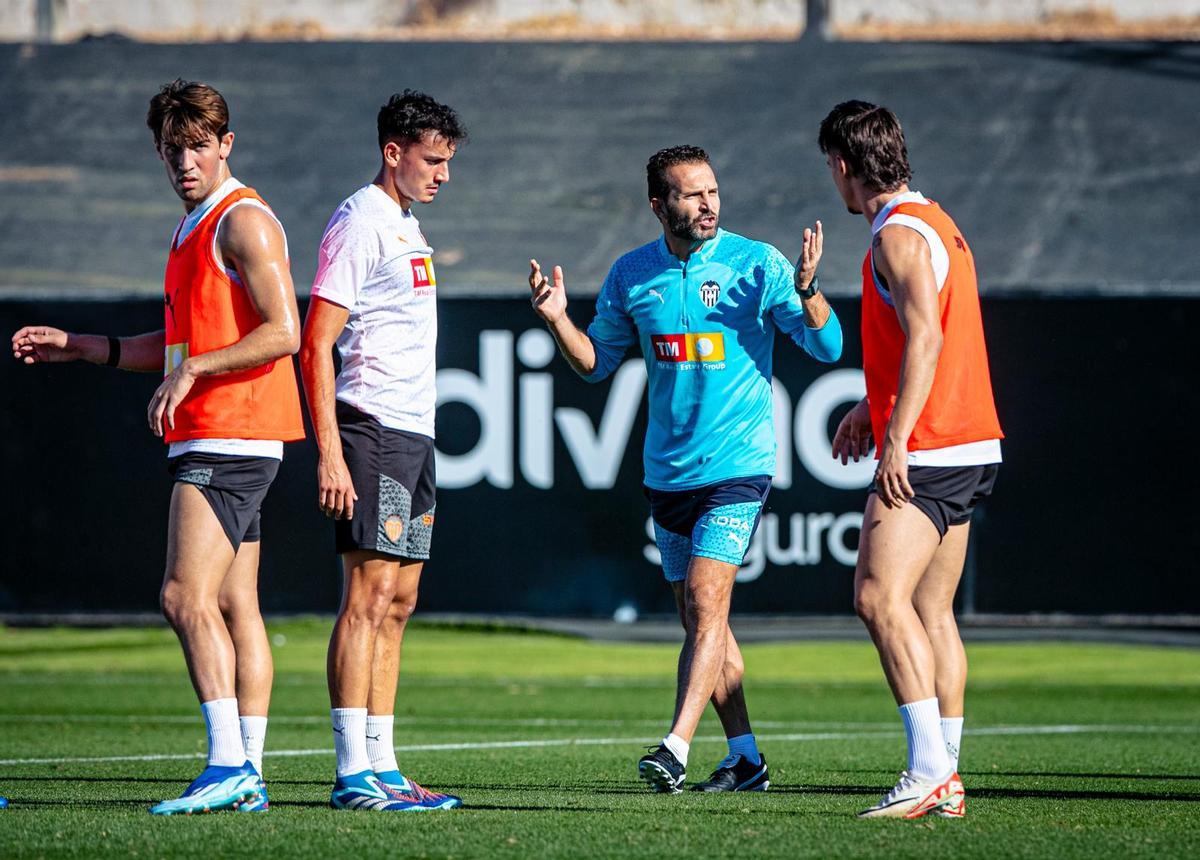 Baraja da instrucciones con Jesús Vázquez, Iranzo y Canós en la temporada 23-24.