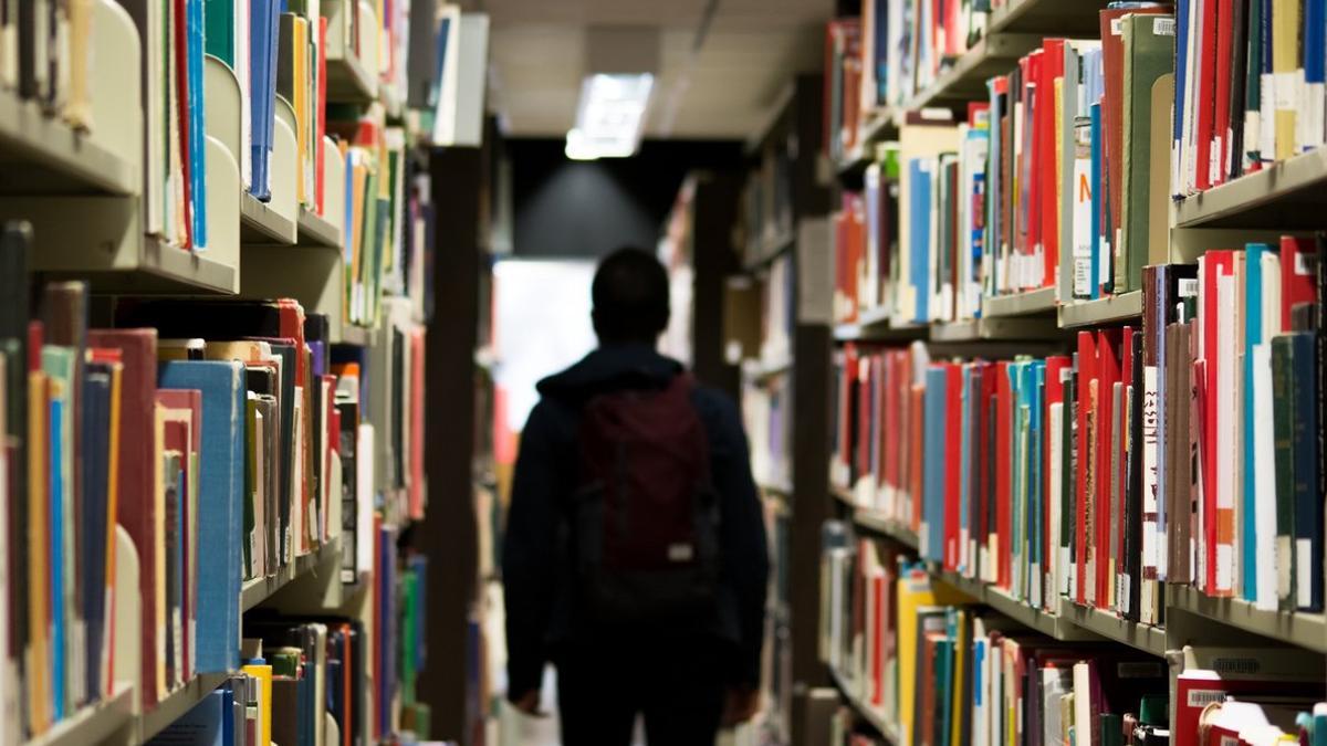 Estudiante en biblioteca.