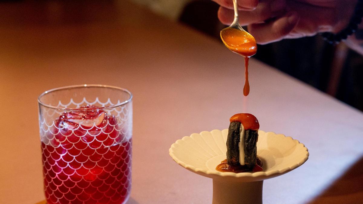 El cóctel Sant Jordi, elaborado con fresa, vino del Penedés, ginebra de Barcelona e hibisco, con el 'oreo' de queso de Maó con higo ahumado y crema de sobrasada y miel del restaurante Bornès.