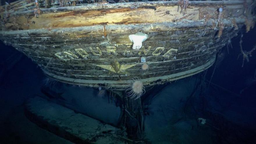 4 La popa del vaixell enfonsat, amb el nom  i l’emblema de l’estrella polar, confirmen la troballa de les restes de l’Endurance, enfonsat el 1915; la nau ha estat trobada per l’expedició Endurance22 (que va sortir de Sudàfrica el febrer passat) a uns 3.000 metres de profunditat al mar de Wedell, a l’Oceà Antàrtic.