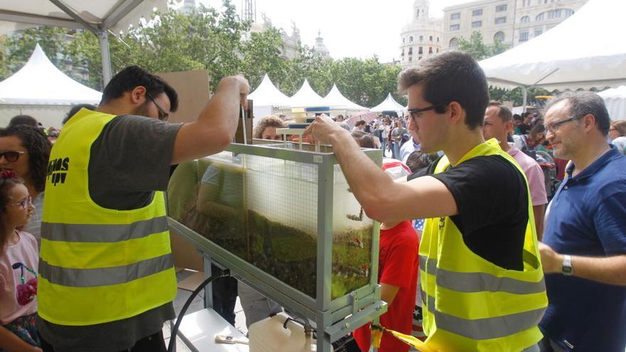 Miles de niños en la jornada de ingeniería en la calle en la plaza del Ayuntamiento