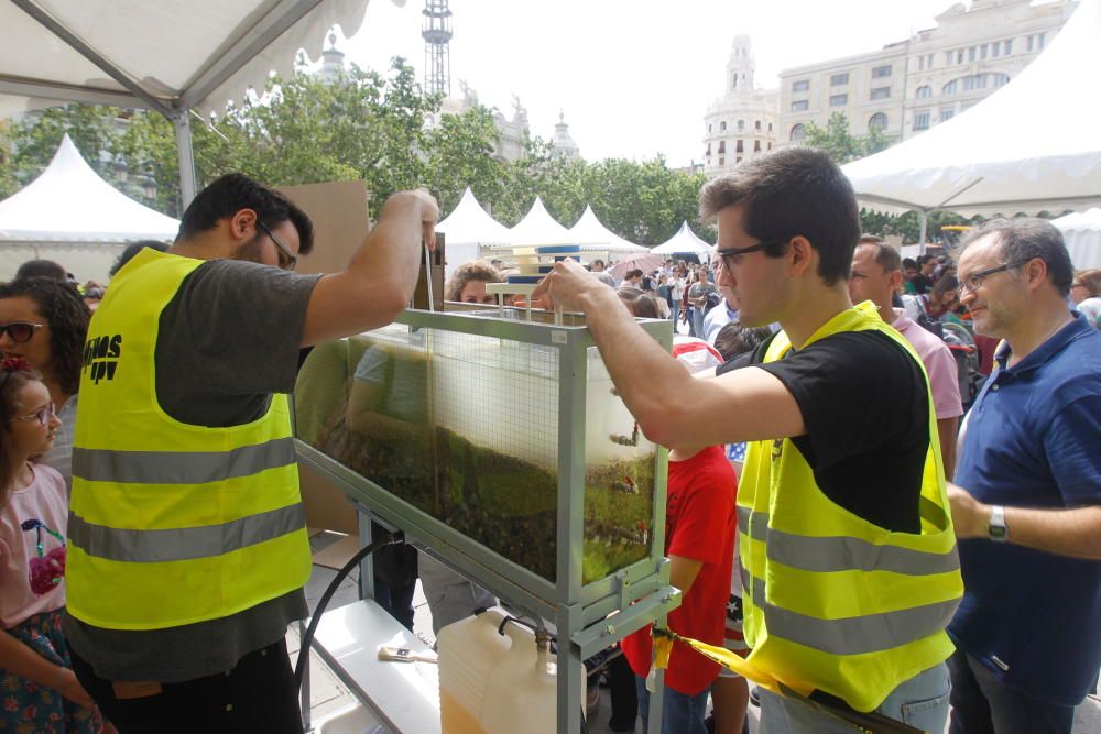 Jornada de ingeniería en la calle, en la plaza del Ayuntamiento de València.