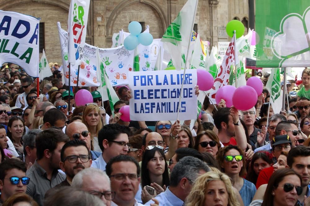 Cientos de alicantinos, en la protesta contra Marzà en Valencia