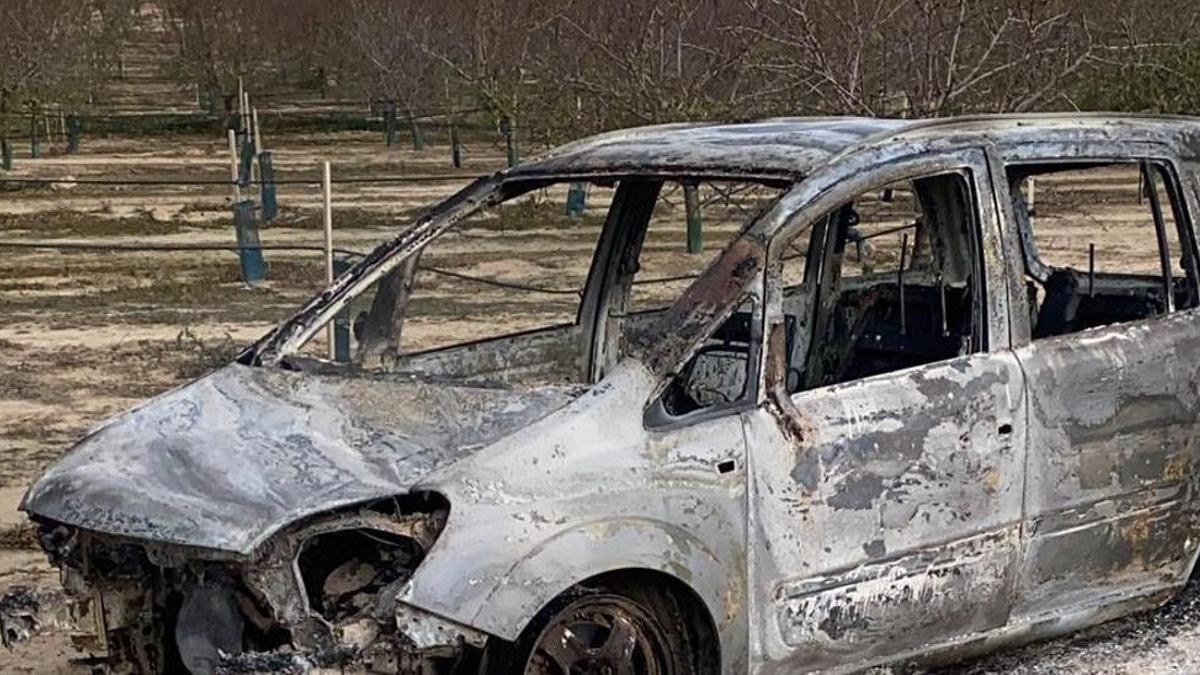 Una de las muchas furgonetas que apareció quemada en la zona de Valdejalón y Cariñena, concretamente, en Alfamén.
