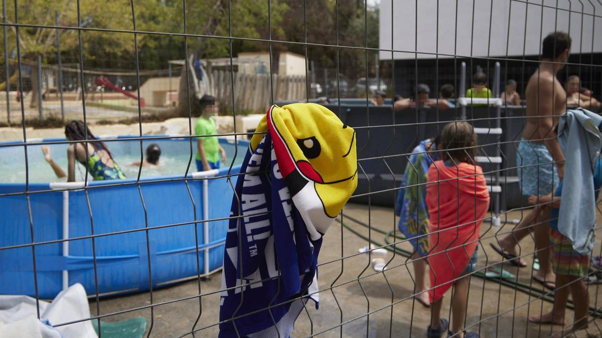 Muchos colegios montan piscinas portátiles.