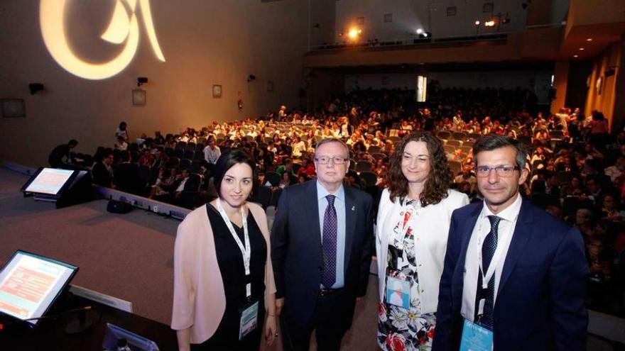 Por la izquierda, Cristina Calzón, presidenta del comité del congreso; Francisco del Busto, consejero de Sanidad; Ana Lozano, coordinadora científica del congreso, y Miguel Ángel Calleja, presidente de la Sociedad Española de Farmacia Hospitalaria.