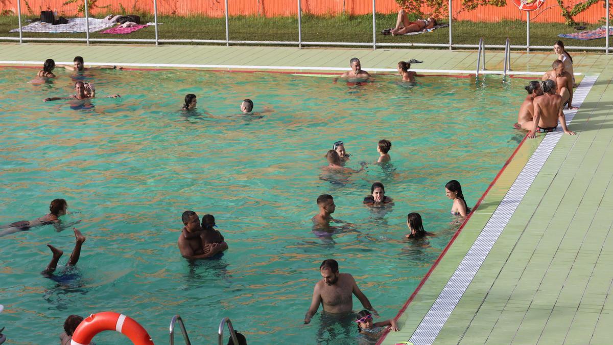 Bañistas en el centro deportivo municipal de Gran Vía, uno de los dos que ha sido reformado al completo en los  últimos años.