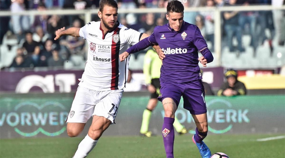 Cristian Tello, con el delantero del Cagliari Panagotis Tachtsidis en un partido de la Fiorentina de la Serie A