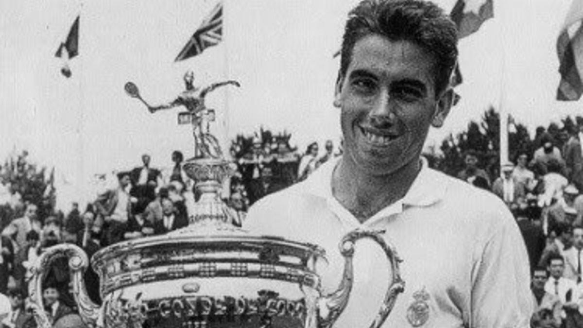 Santana posando con el trofeo del Barcelona Open