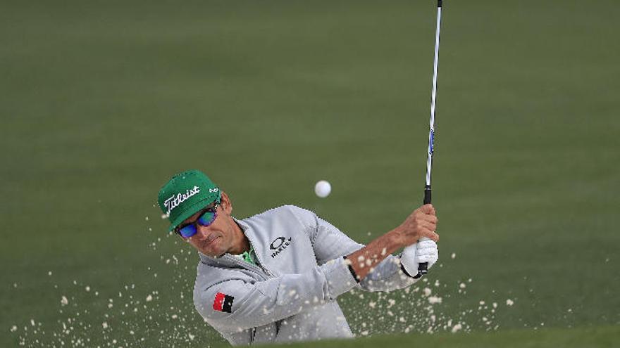 Rafael Cabrera Bello saca la bola de un búnker durante su recorrido en la primera ronda del Masters.