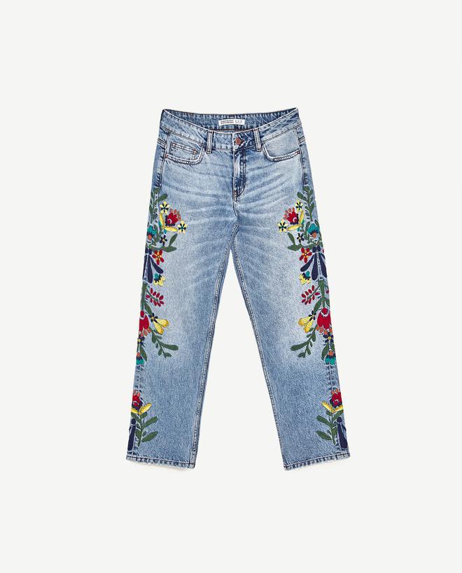 Pantalón vaquero bordado de Zara