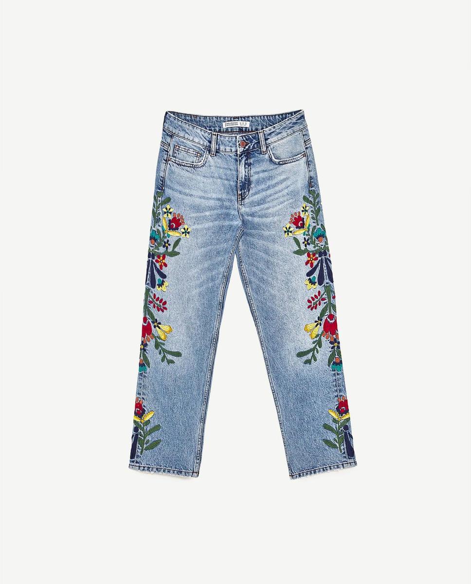 Pantalón vaquero bordado de Zara