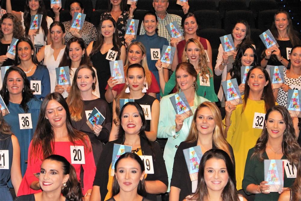 Las candidatas a fallera mayor de València visitan el concurso de teatro fallero