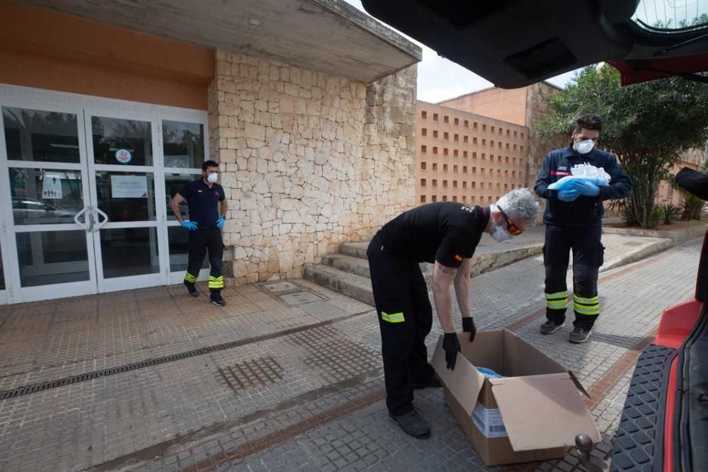 Los bomberos de Ibiza reparten material de protección en las residencias y centros de salud