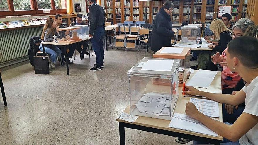 Votants a l&#039;institut Guillem de Berguedà el 28 d&#039;abril del 2019